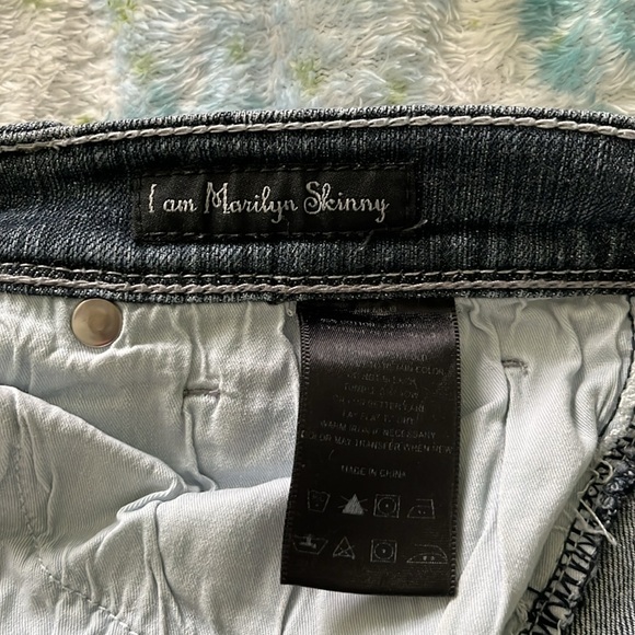 See Thru Soul Women’s 30. “Marilyn skinny” low rise. 98% cotton, 2% spandex. - Picture 6 of 6